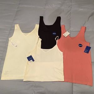 NWT.  Kohl’s.  Apt 9. 4 reversible 2 way tanks.